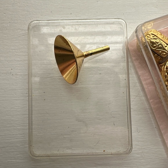 Vintage Viennese petite point perfume bottle, funnel, case. Pompadour Austria. - Picture 5 of 8